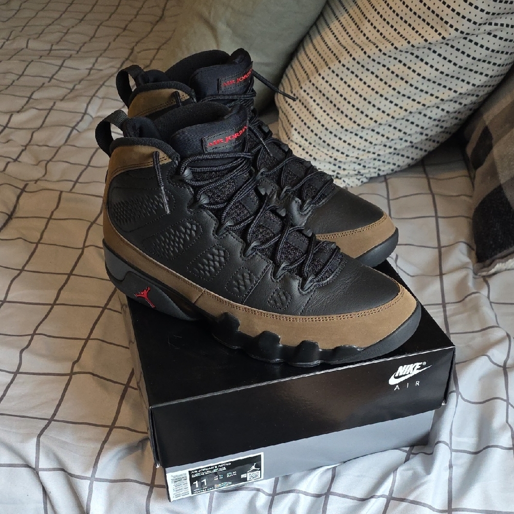 Nike Air Men's Black and Tan Sneakers